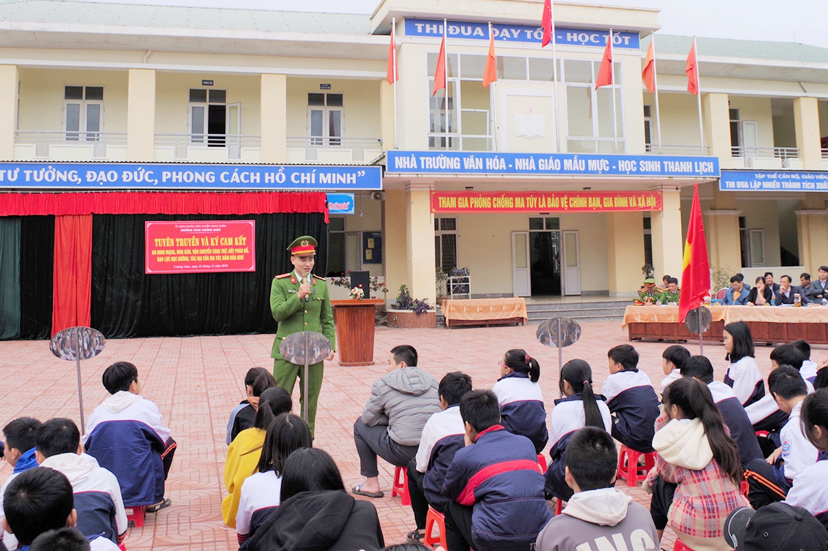 Hơn 5.500 giáo viên, học sinh Nghi Xuân được tuyên truyền, ký cam kết không sử dụng pháo nổ