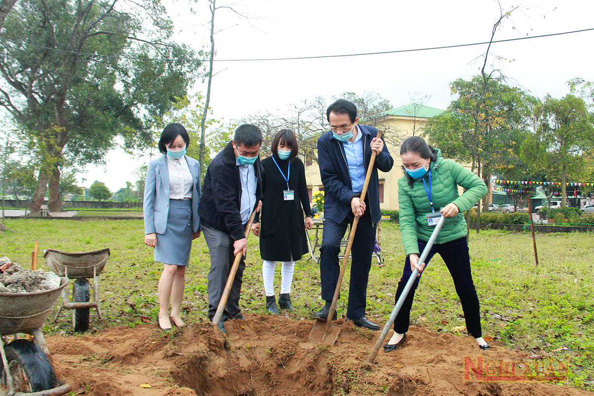 Công ty Sao vàng Đất Việt hỗ trợ Tiểu học Xuân Hải xây dựng công trình vệ sinh