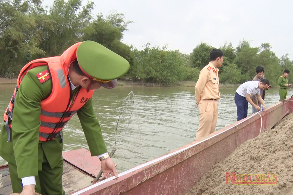 Bắt giữ 2 xà lan khai thác cát trái phép trên sông Lam