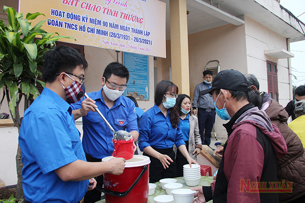 Hơn 200 bát cháo tình thương đến với bệnh nhân khó khăn điều trị ở Trung tâm Y tế Nghi Xuân