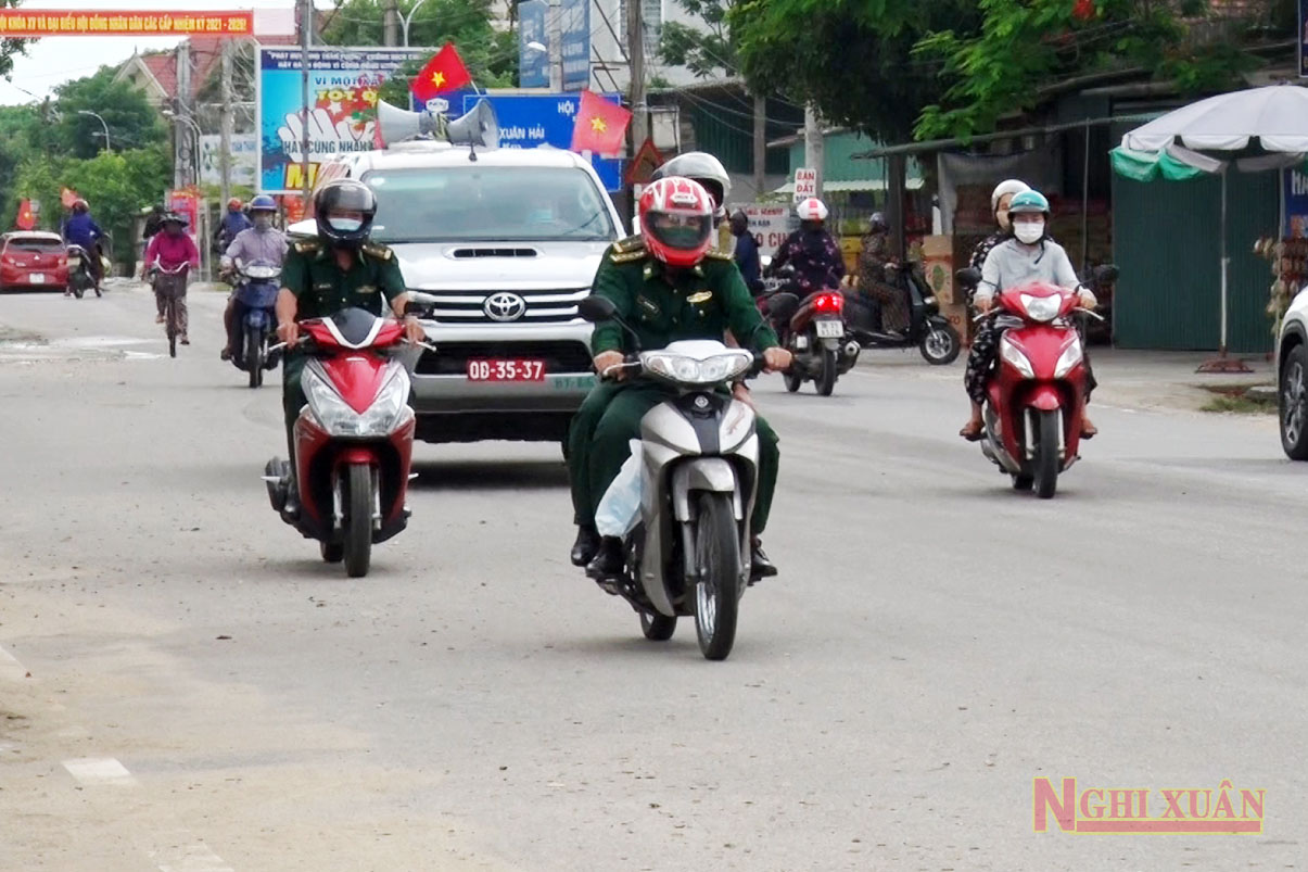 Chiến sỹ biên phòng Lạch Kèn tuyên truyền lưu động phòng, chống Covid-19