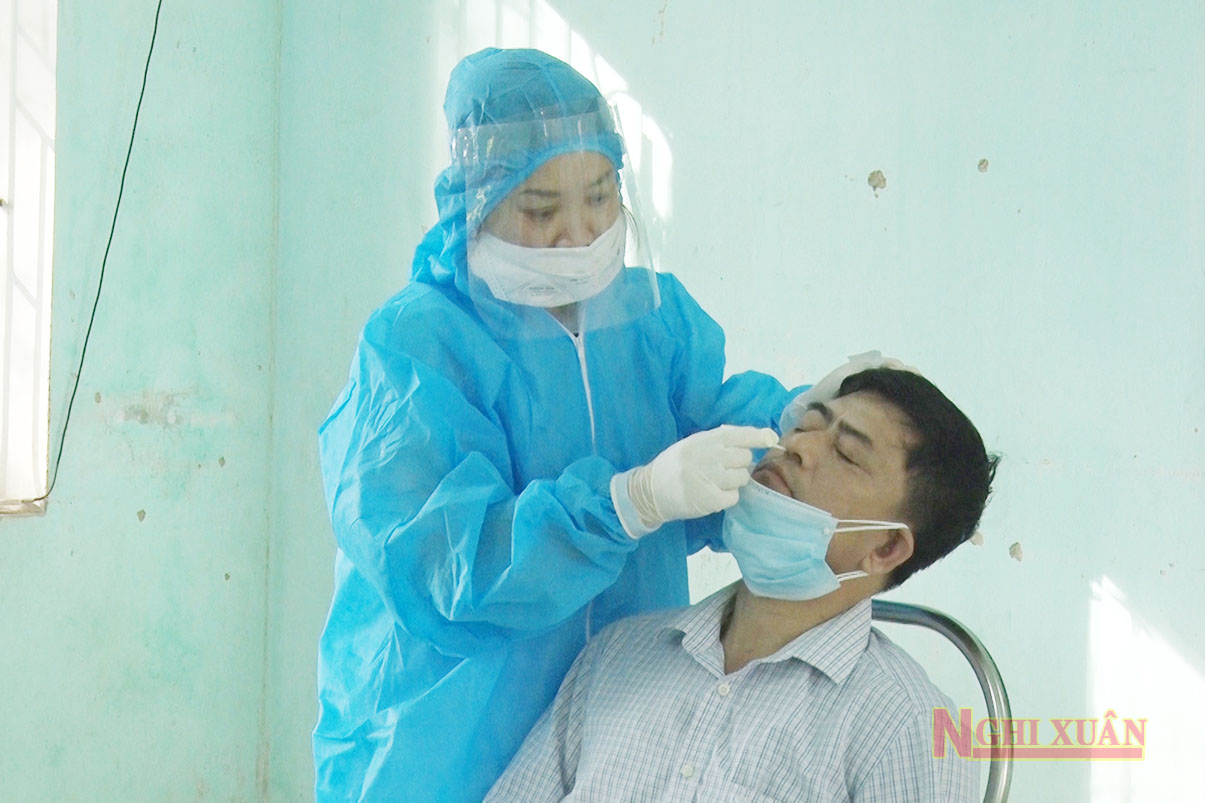 Nghi Xuân tổ chức test nhanh kháng nguyên, sàng lọc virus SARS-CoV-2 cho người dân