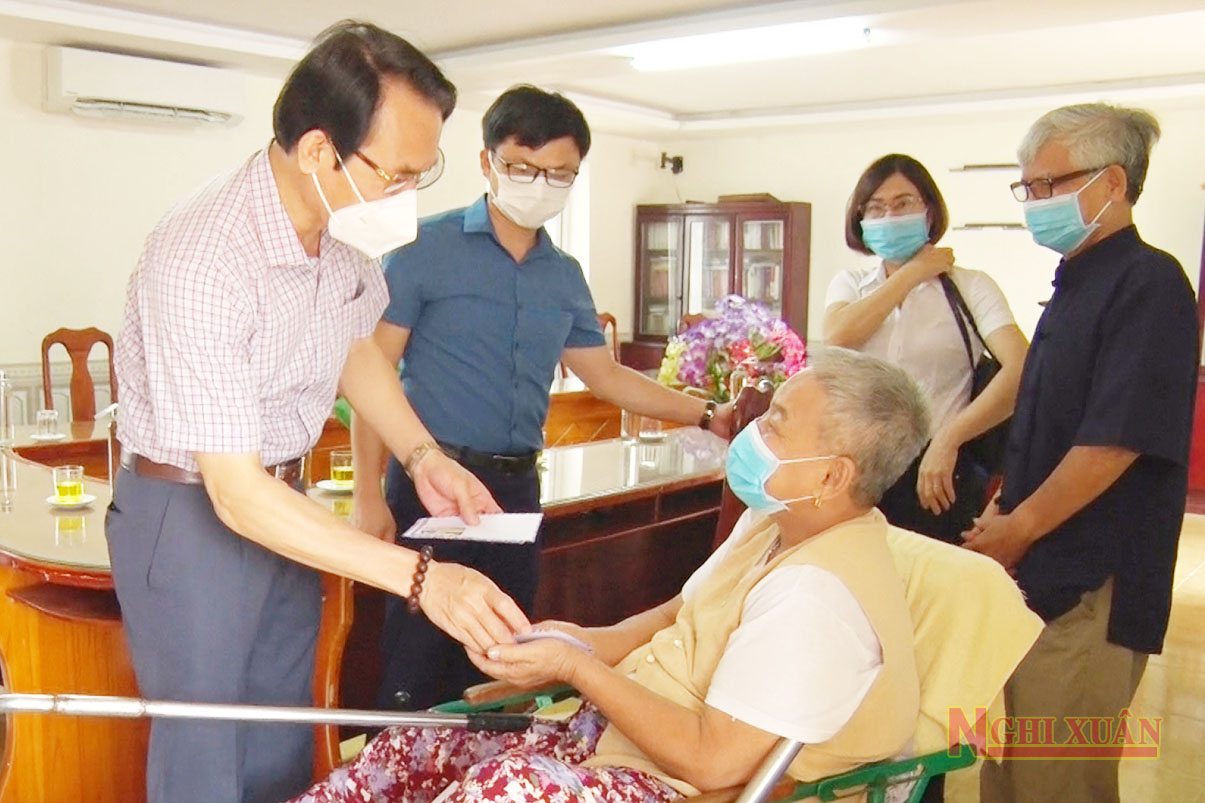 Chủ tịch UBND huyện tặng quà các trung tâm điều dưỡng thương bệnh binh ở Nghệ An