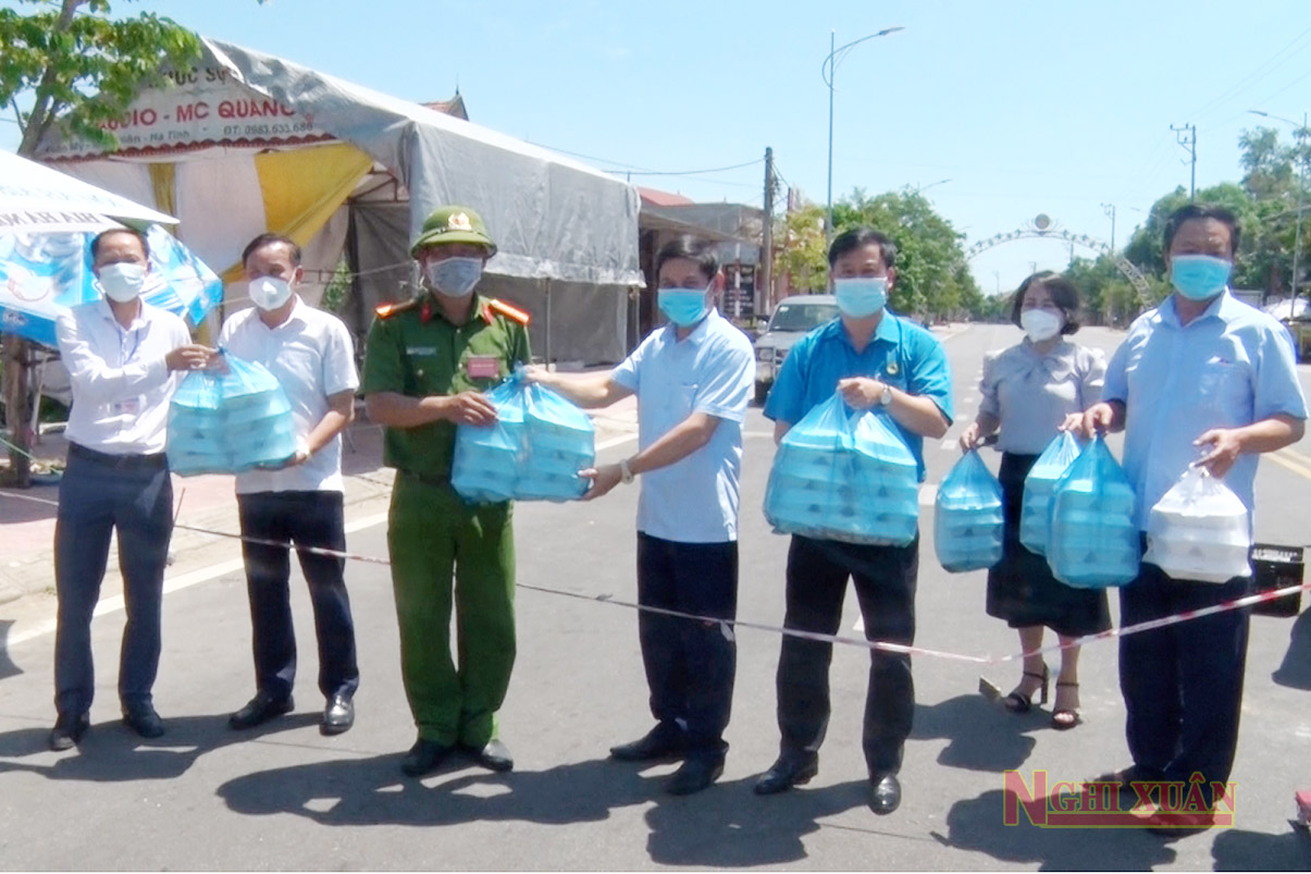 Công đoàn cơ quan UBND huyện Nghi Xuân trao gần 300 suất cơm hỗ trợ phòng, chống dịch COVID-19