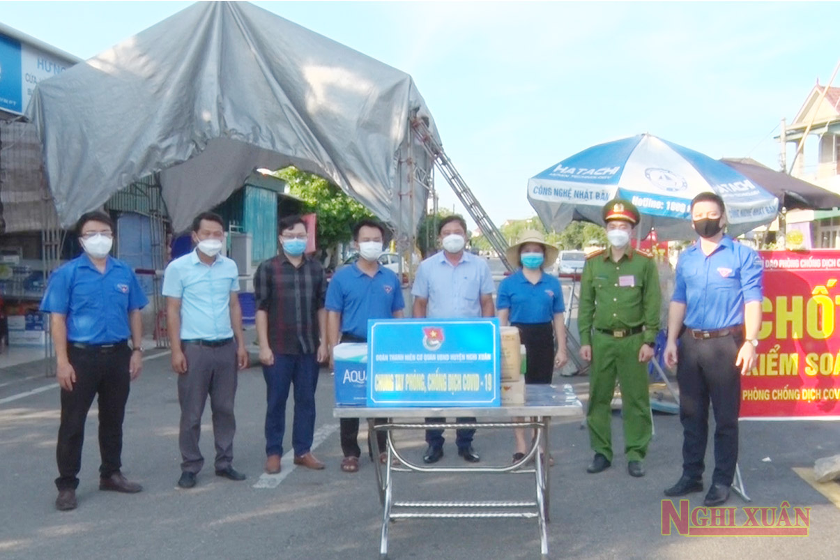 Tuổi trẻ cơ quan UBND huyện Nghi Xuân hỗ trợ nhu yếu phẩm cho các chốt kiểm soát phòng, chống dịch COVID-19