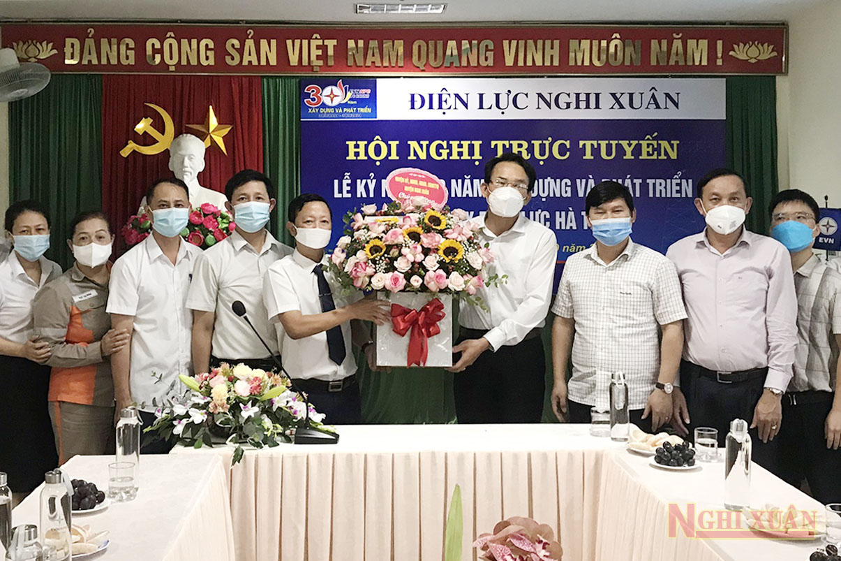 Lãnh đạo huyện chúc mừng Điện lực Nghi Xuân nhân kỷ niệm 30 năm thành lập