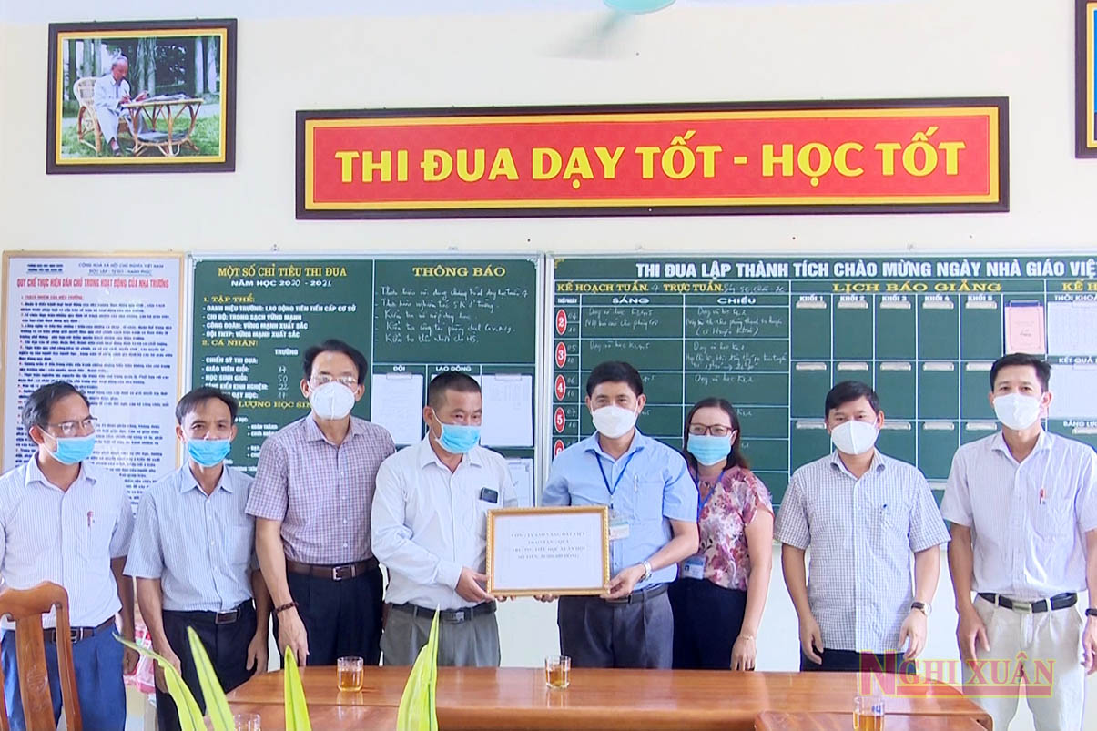 Doanh nghiệp hỗ trợ 50 triệu đồng cho Tiểu học Xuân Hội mua sắm trang thiết bị dạy học