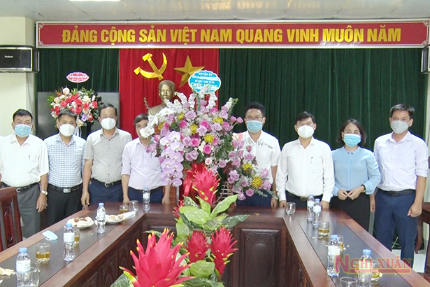 Phó Bí thư Thường trực Huyện ủy Nghi Xuân chúc mừng các doanh nghiệp nhân ngày Doanh nhân Việt Nam