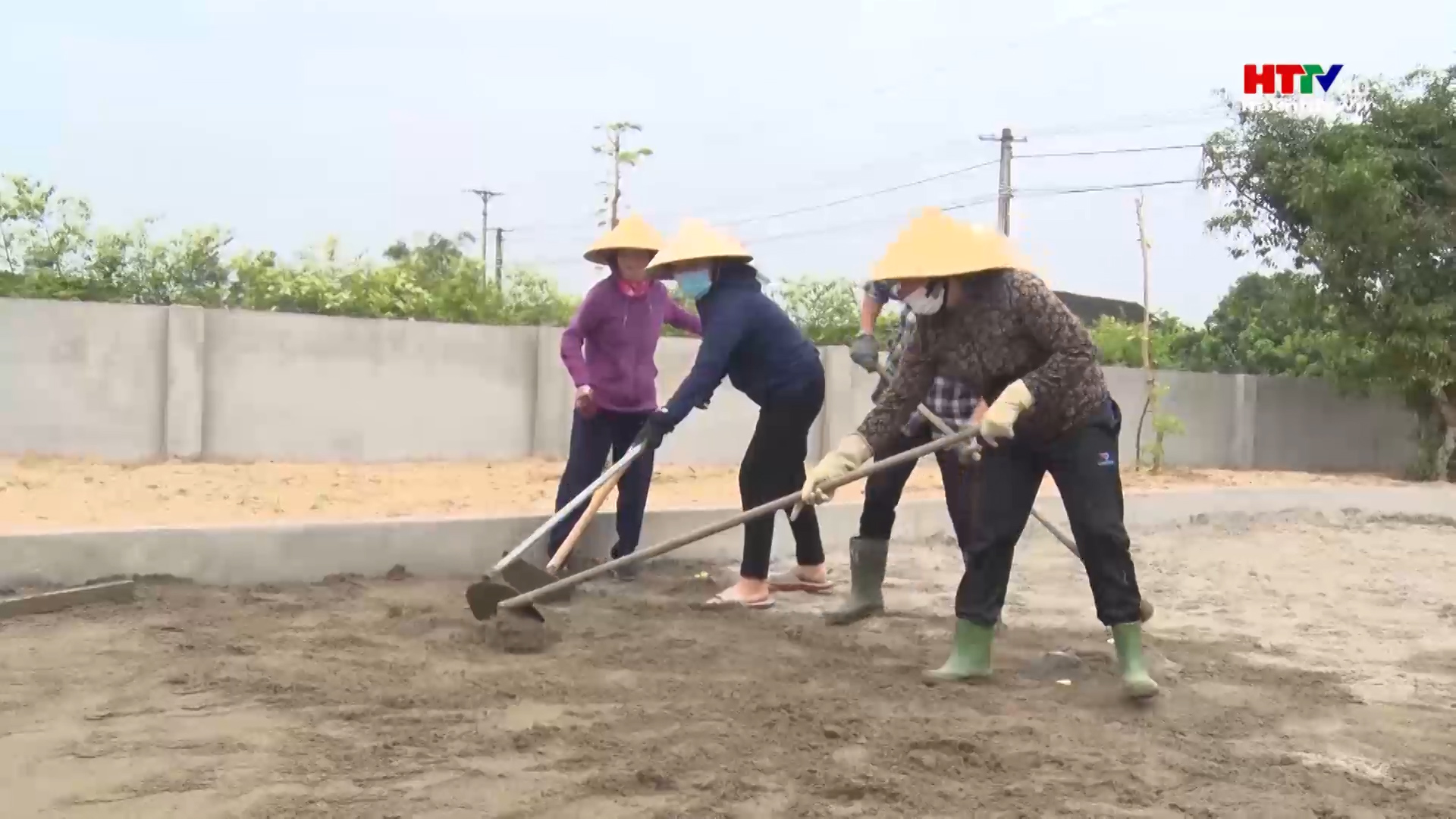 Phụ nữ Nghi Xuân thi đua xây dựng NTM chào mừng ngày Quốc tế Phụ nữ