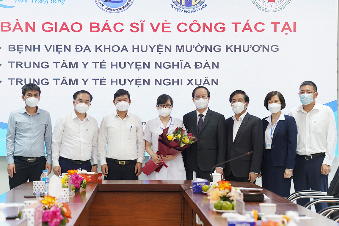 Tiếp nhận bác sĩ Bệnh viện Nhi Trung ương về công tác tại Trung tâm Y tế huyện Nghi Xuân