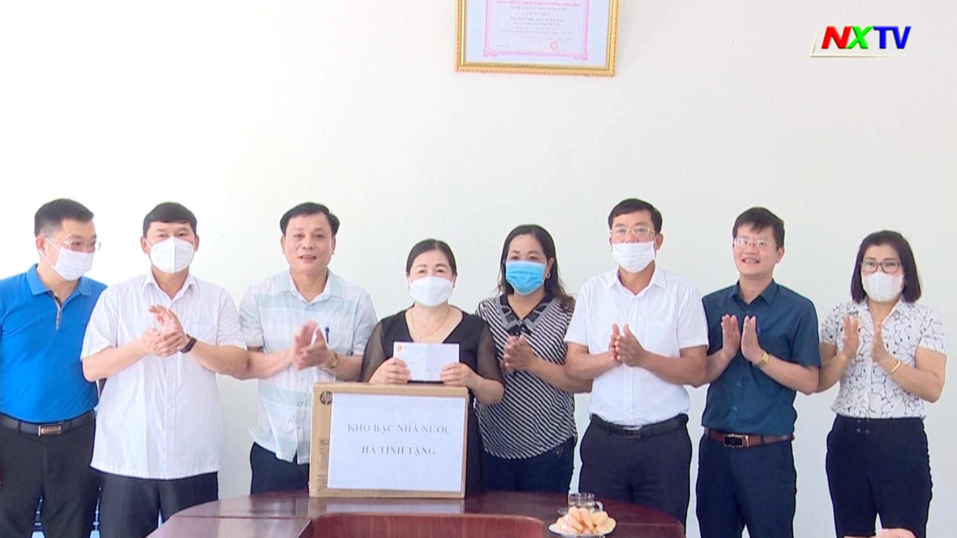 Kho bạc Nhà nước Hà Tĩnh trao tặng thiết bị dạy học cho Trường Tiểu học Đan Trường