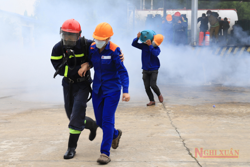 Diễn tập tình huống chữa cháy tại Chi nhánh Gas Petrolimex Hải Phòng đóng tại Nghi Xuân