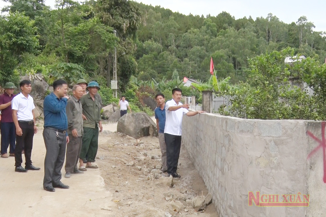 Chủ tịch UBND huyện kiểm tra tiến độ xây dựng nông thôn mới và tình hình sản xuất trên địa bàn