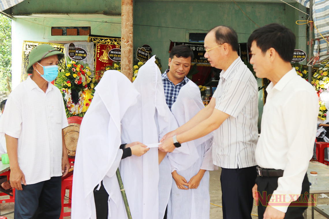 Bí thư Huyện ủy thăm hỏi gia đình người gặp nạn và tặng quà cho công dân dũng cảm cứu người bị đuối nước