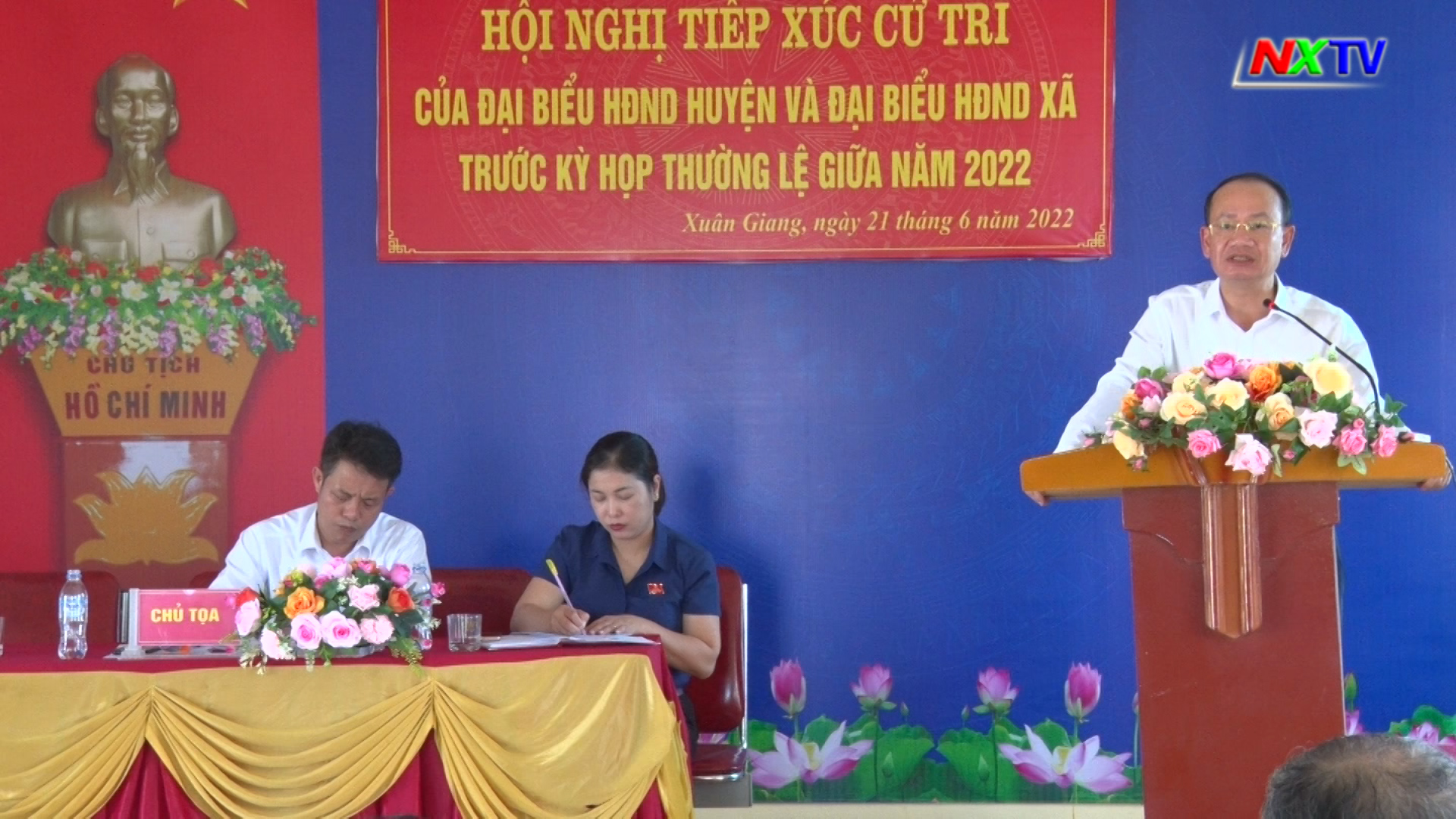 Bí thư Huyện ủy Phan Tấn Linh tiếp xúc với cử tri xã Xuân Giang