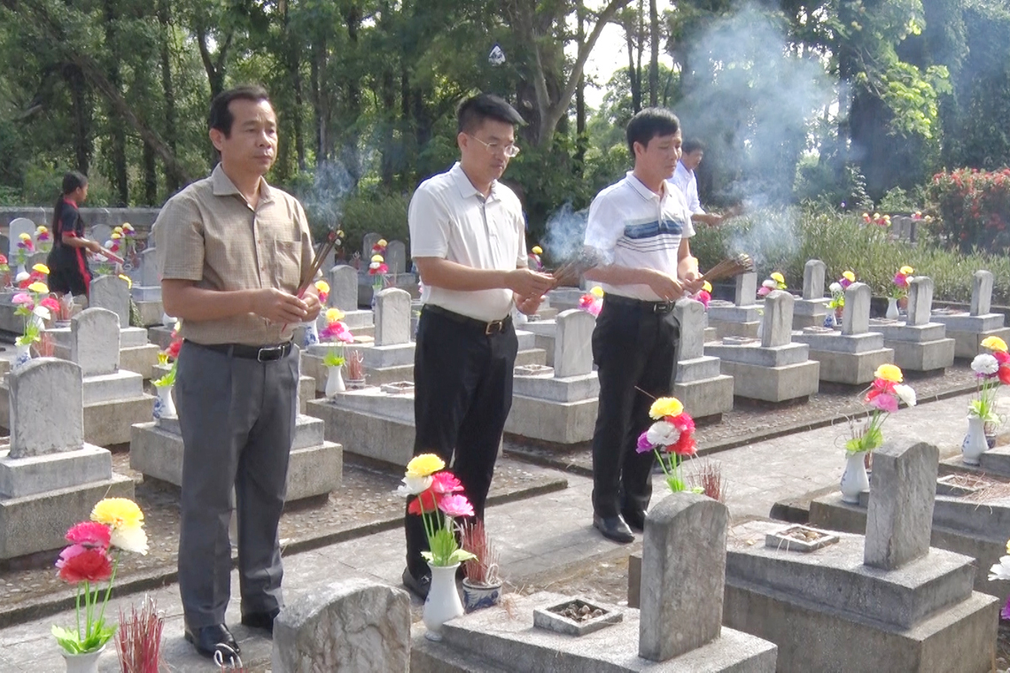 Lãnh đạo Nghi Xuân dâng hương tại Nghĩa trang Quốc gia Trường Sơn, Đường 9 và các di tích khác