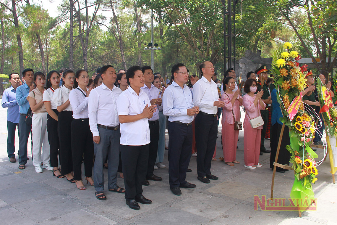 Đoàn đại biểu Huyện ủy Nghi Xuân dâng hương các địa chỉ đỏ