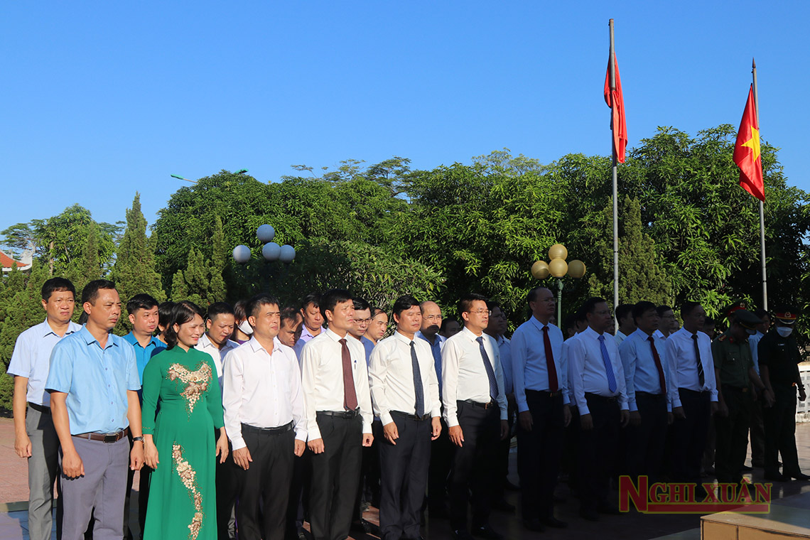 Lãnh đạo Nghi Xuân dâng hương Nghĩa trang liệt sỹ huyện