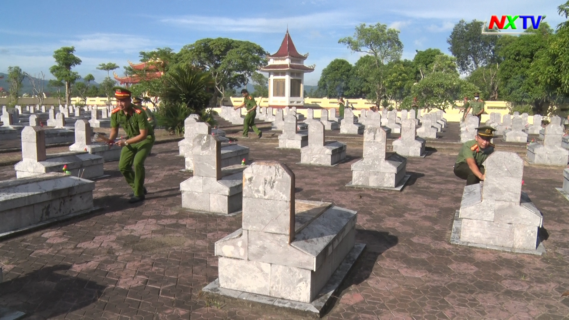 Công an Nghi Xuân dâng hương các anh hùng liệt sĩ và tặng quà gia đình chính sách