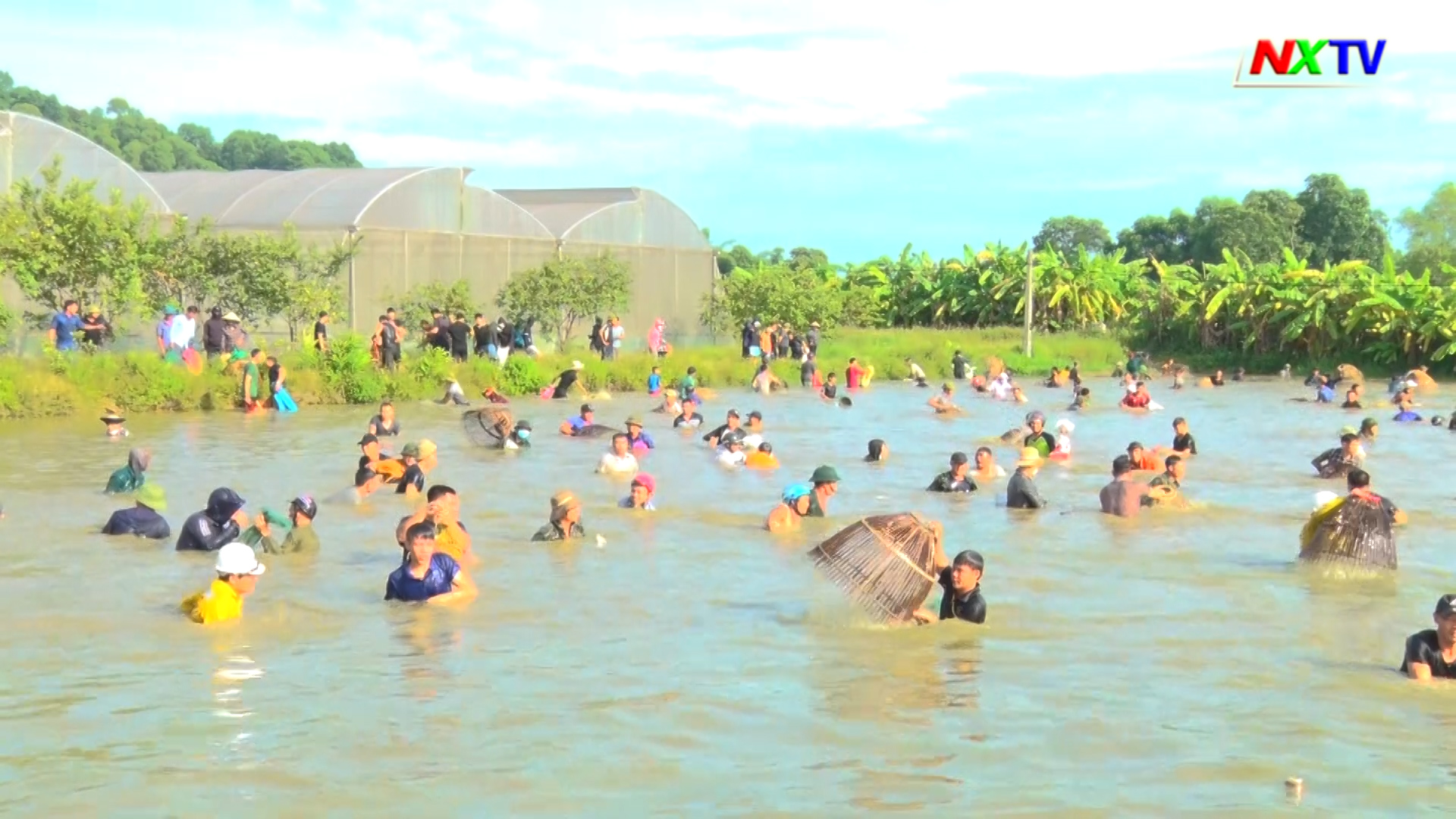 Hàng trăm "nơm thủ" tham gia nơm cá tại HTX Nga Hải