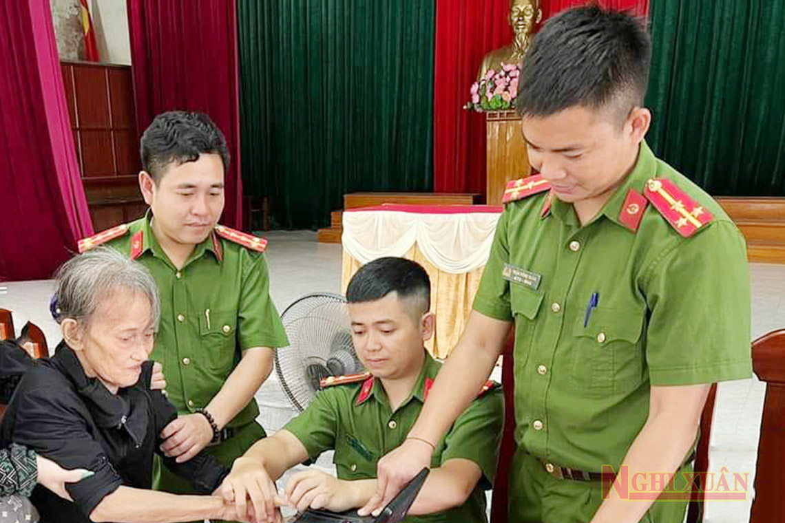 Công an Nghi Xuân về cơ sở hỗ trợ người dân khó khăn làm căn cước