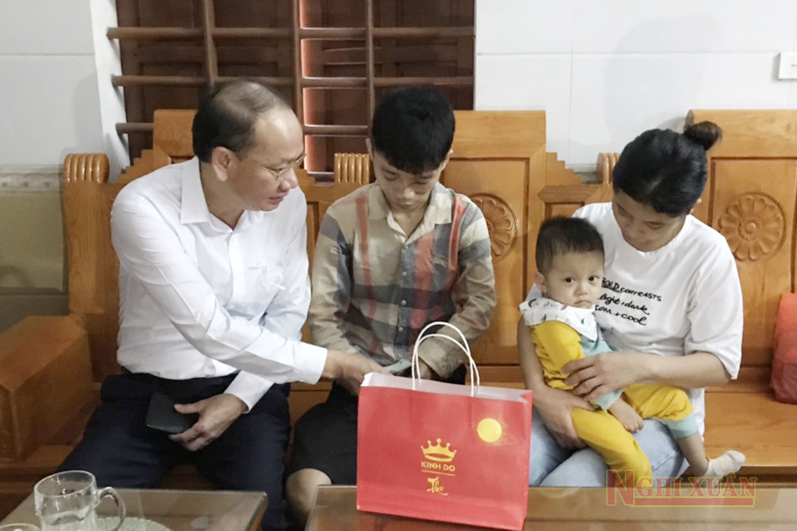 Lãnh đạo Nghi Xuân tặng quà trẻ em khó  khăn dịp Tết Trung thu