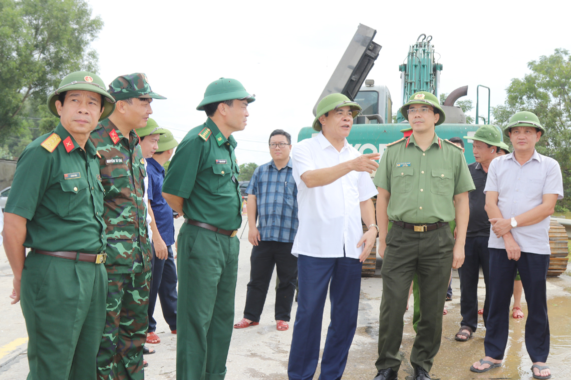 Chủ tịch UBND tỉnh kiểm tra công tác phòng chống mưa lũ tại Nghi Xuân