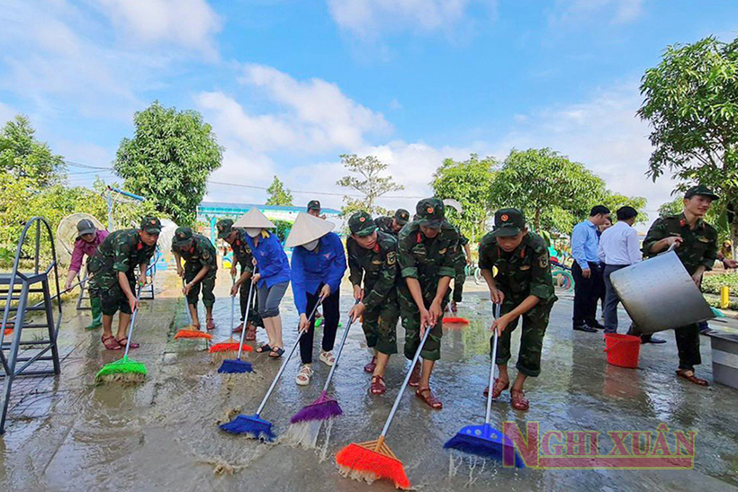 Các trường học khẩn trương dọn vệ sinh sau lũ đón học sinh trở lại trường