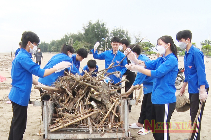 Hơn 250 đoàn viên Trường THPT Nguyễn Du ra quân làm sạch môi trường biển