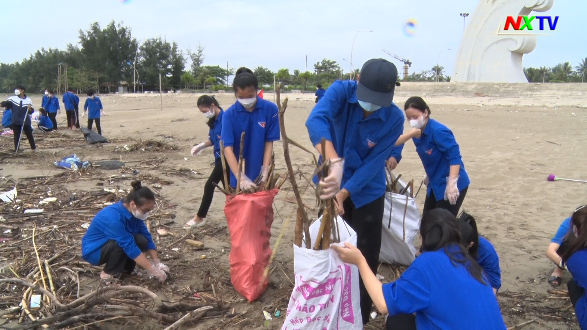 Đoàn viên Trường THPT Nguyễn Du ra quân làm sạch môi trường biển