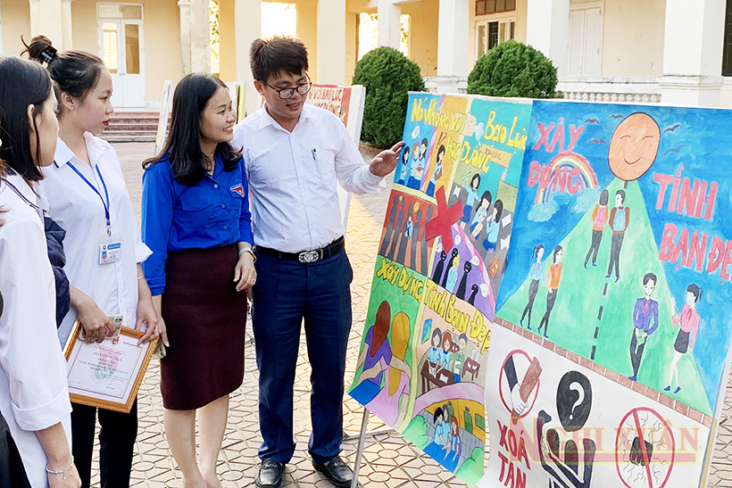 Học sinh THPT Nghi Xuân thi vẽ tranh “Xây dựng tình bạn đẹp- Nói không với bạo lực học đường”