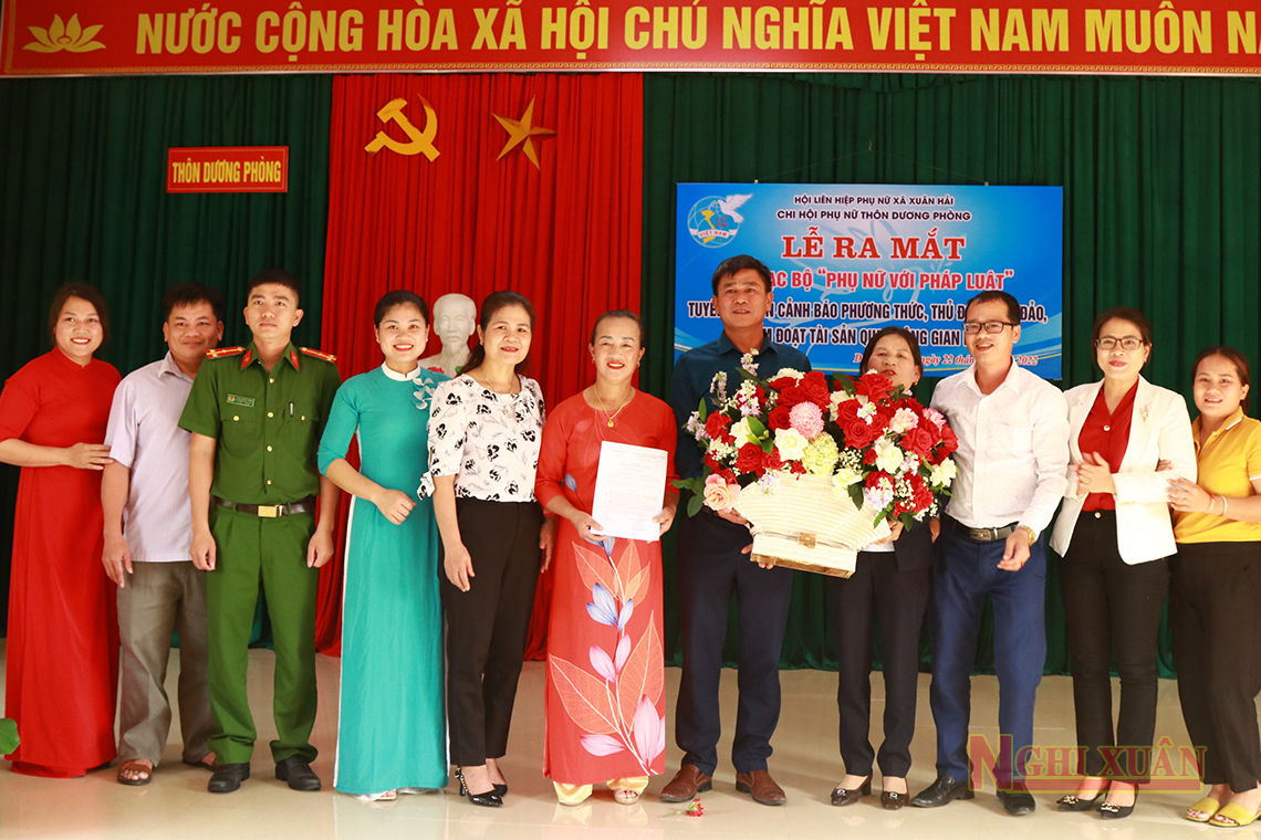 Ra mắt Câu lạc bộ “Phụ nữ với pháp luật” thôn Dương Phòng