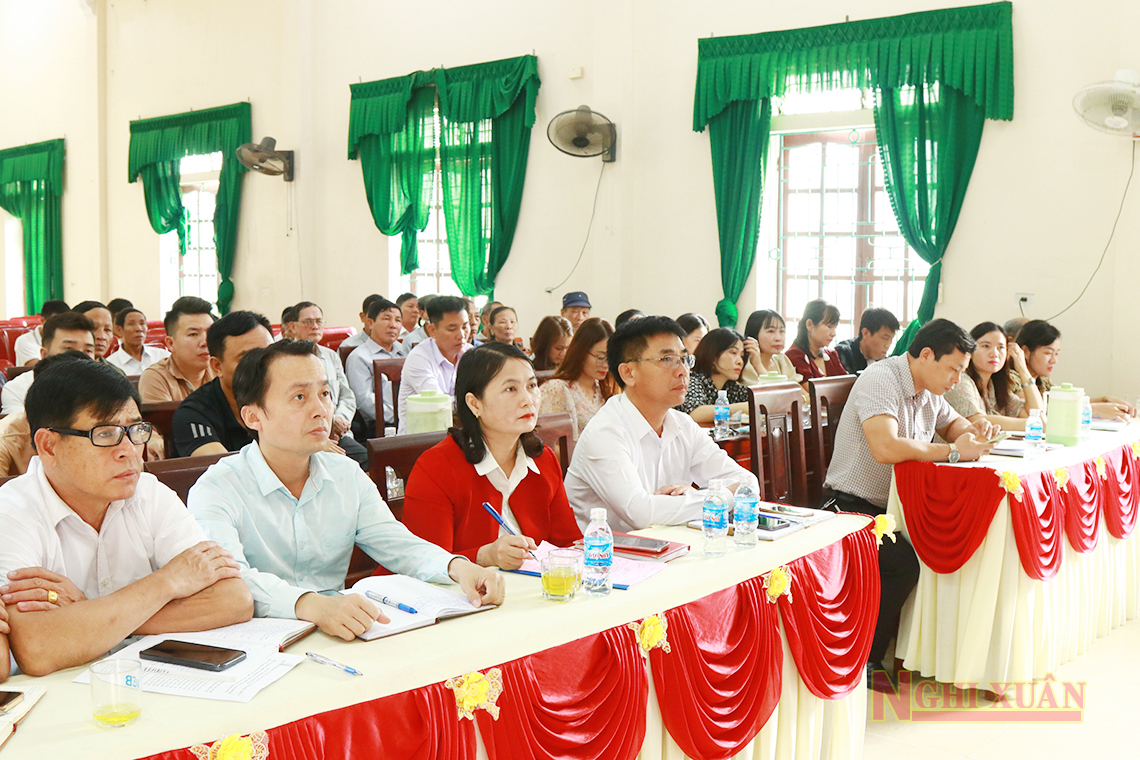 Đảng viên Chi bộ Quỹ tín dụng nhân dân liên xã Cương Gián  sinh hoạt chính trị tư tưởng về nội dung tác phẩm của Tổng Bí thư Nguyễn Phú Trọng