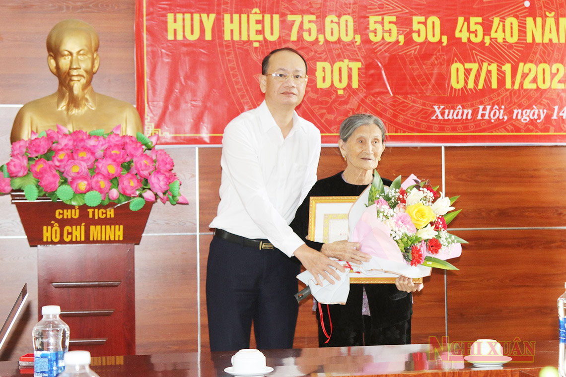 Lãnh đạo Nghi Xuân trao tặng Huy hiệu 75 năm tuổi Đảng cho các đảng viên