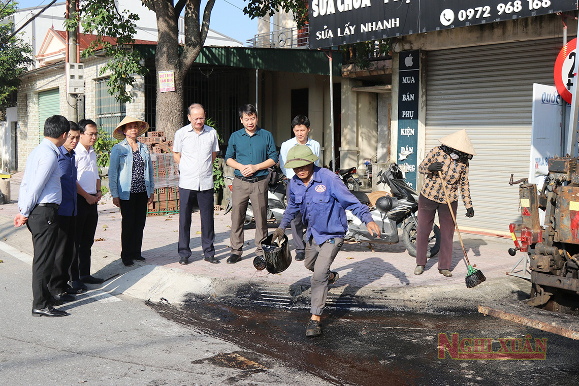 Nhân dân Tổ dân phố 8A - thị trấn Xuân An góp hơn 500 triệu đồng thảm nhựa đường giao thông