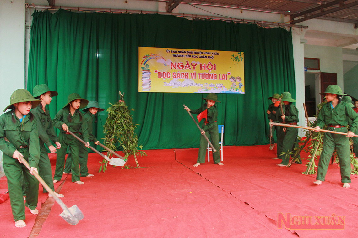 Học sinh Tiểu học Xuân Phổ hào hứng trong ngày hội đọc sách