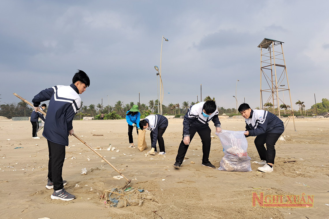 Tuổi trẻ Nghi Xuân ra quân làm sạch bờ biển Xuân Thành