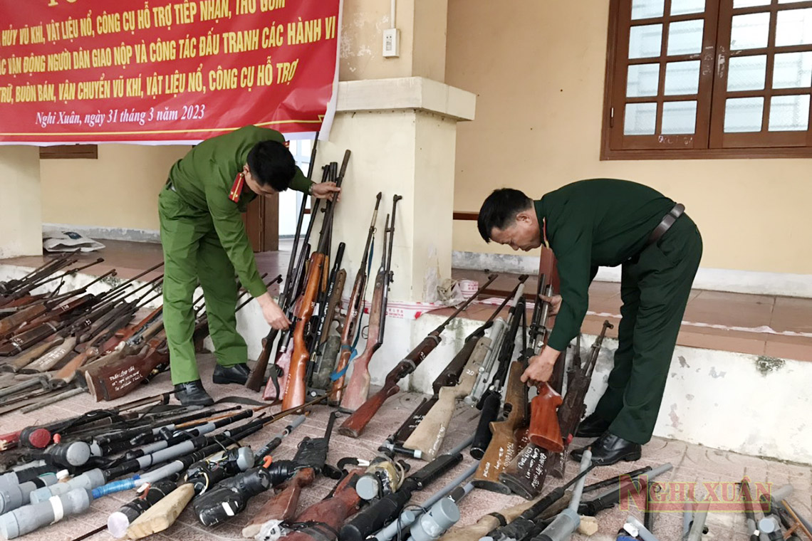 Công an Nghi Xuân tiêu hủy nhiều vũ khí, vật liệu nổ, công cụ hỗ trợ