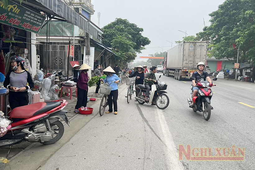 Mất an toàn giao thông khi qua chợ Cương Gián