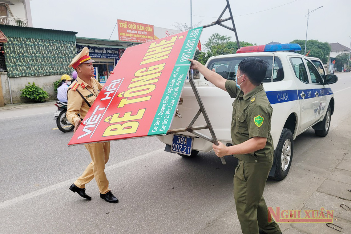 Ra quân xử lý tình trạng lấn chiếm lòng đường, lề đường để kinh doanh tại chợ Cương Gián