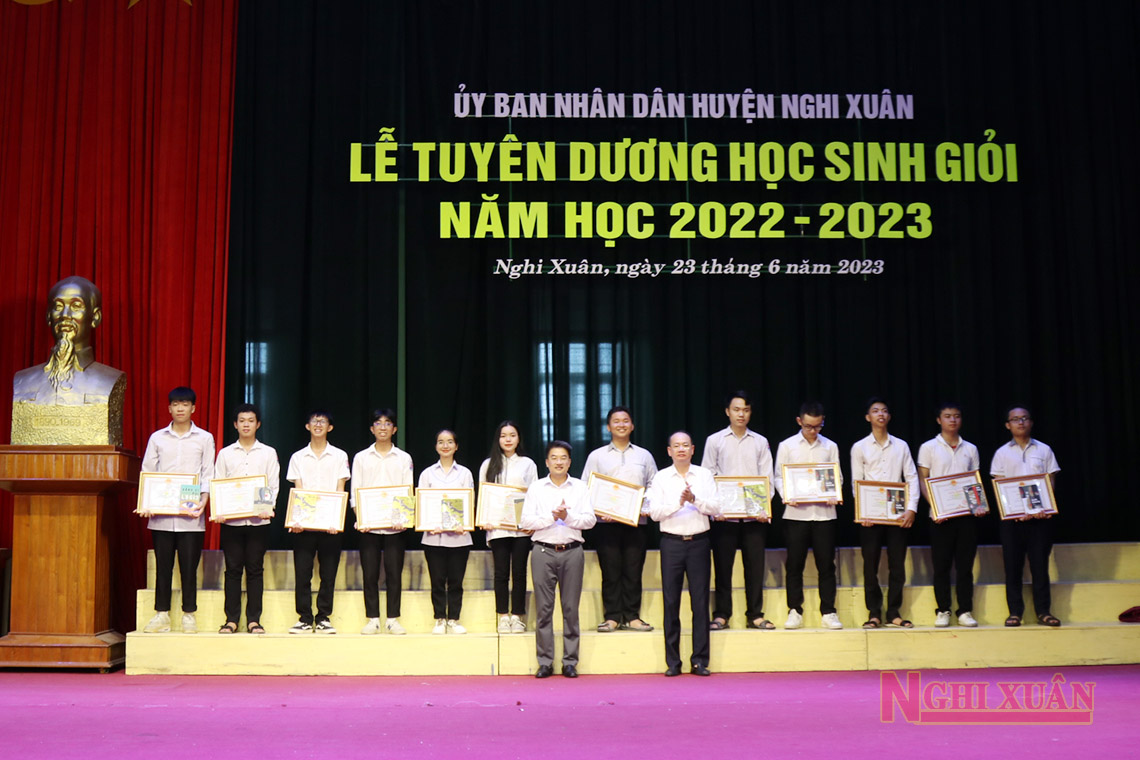 Huyện Nghi Xuân tuyên dương, khen thưởng 305 học sinh giỏi