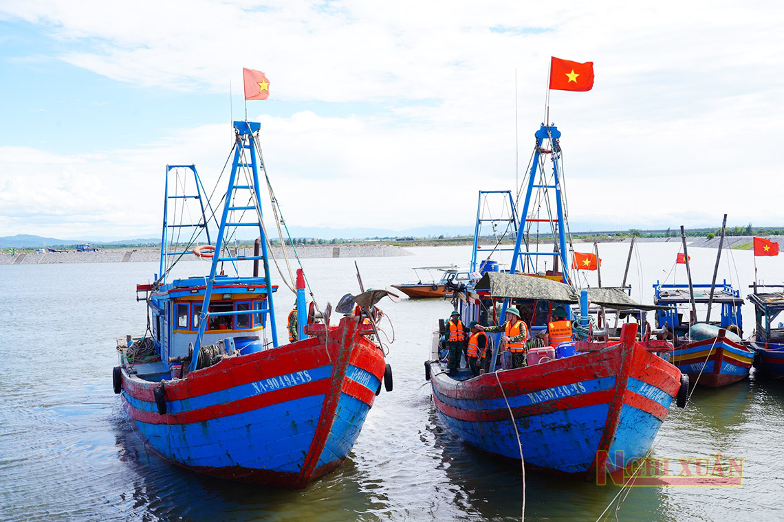 Bắt cặp tàu cá đánh bắt hải sản trái phép trên vùng biển Nghi Xuân