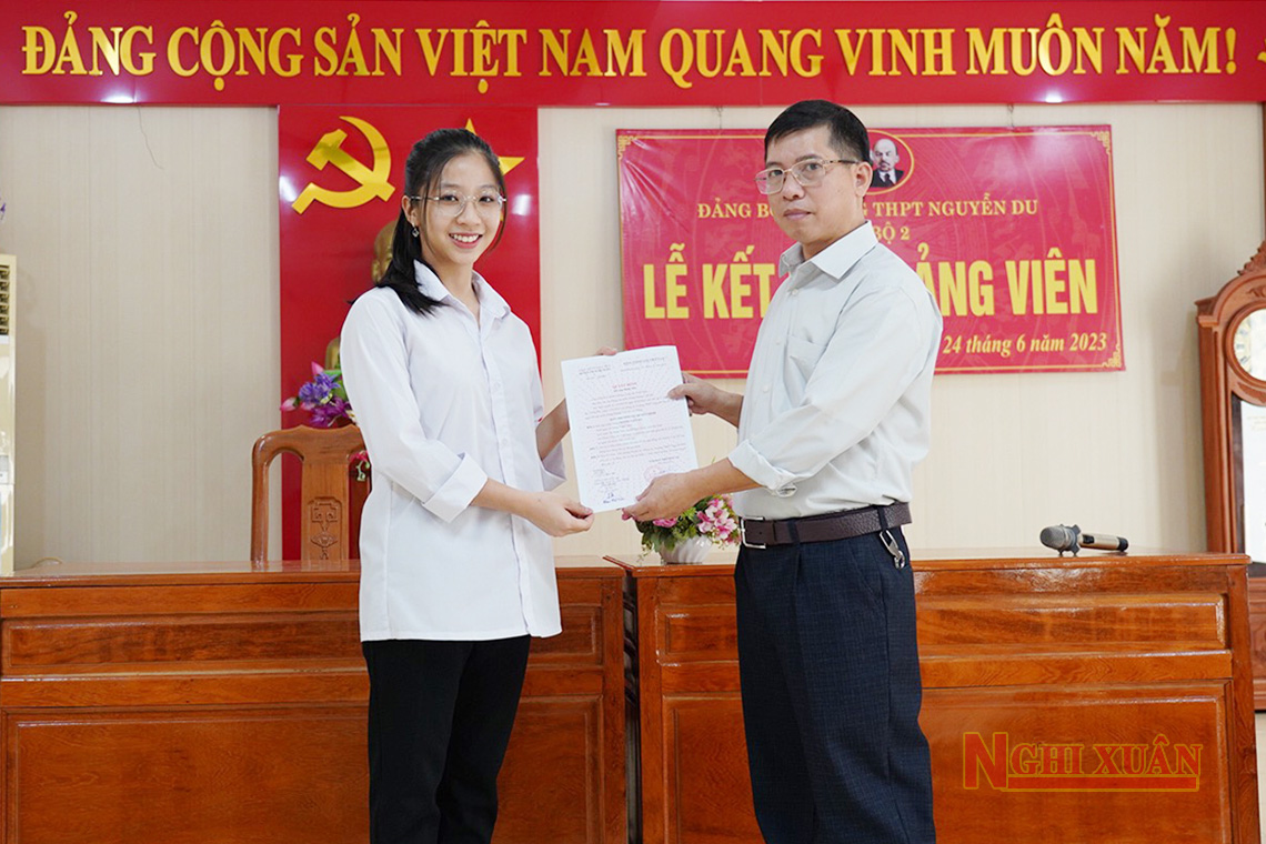 Nghi Xuân kết nạp 40 đoàn viên ưu tú trong trường học đứng vào hàng ngũ của Đảng