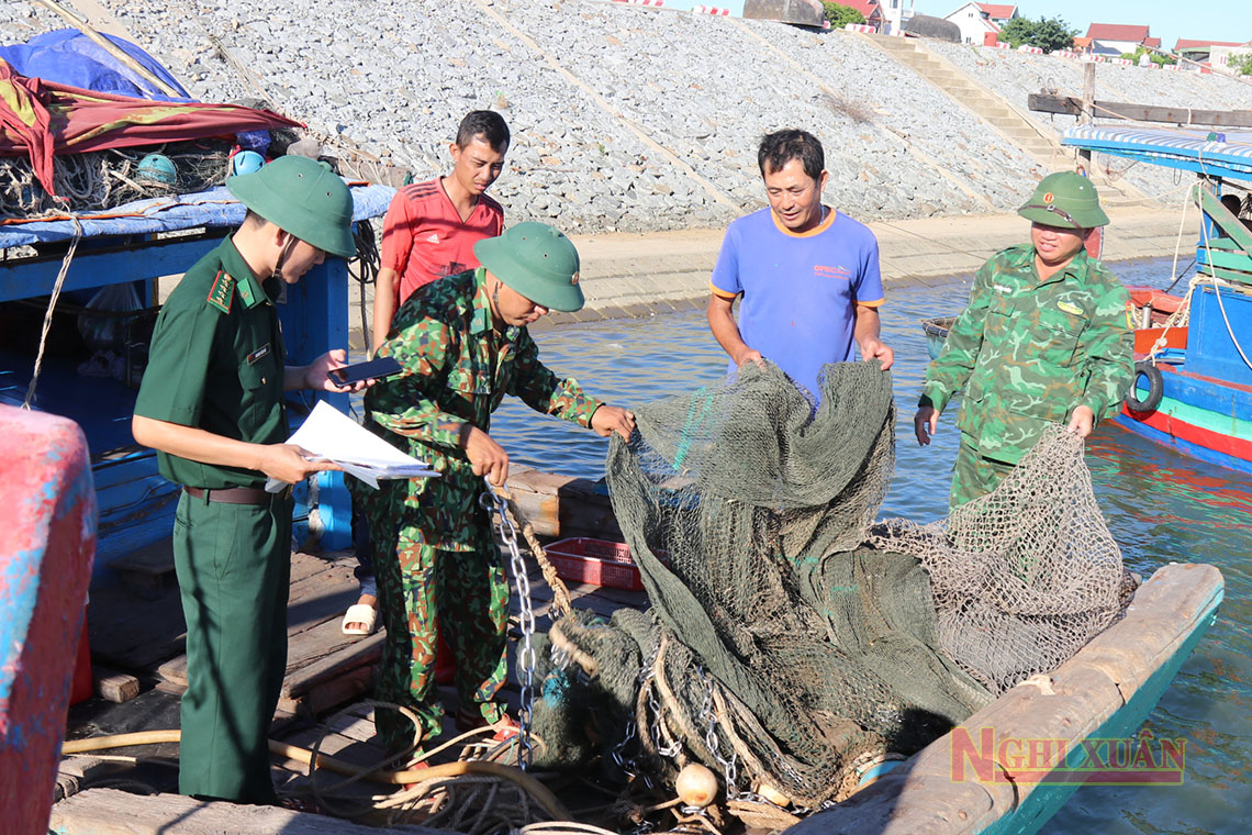 Bắt quả tang 4 tàu cá khai thác trái phép trên vùng biển Nghi Xuân