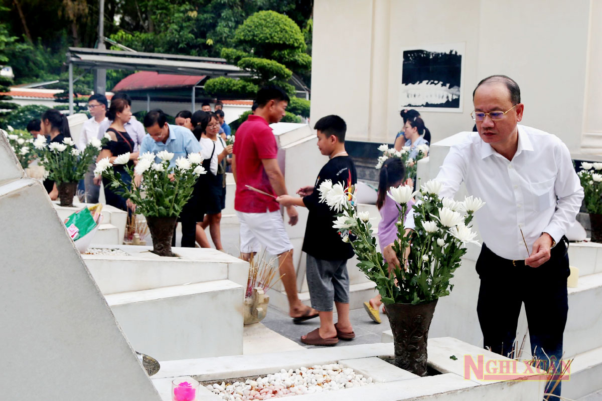 Lãnh đạo Nghi Xuân dâng hương tại Ngã ba Đồng Lộc