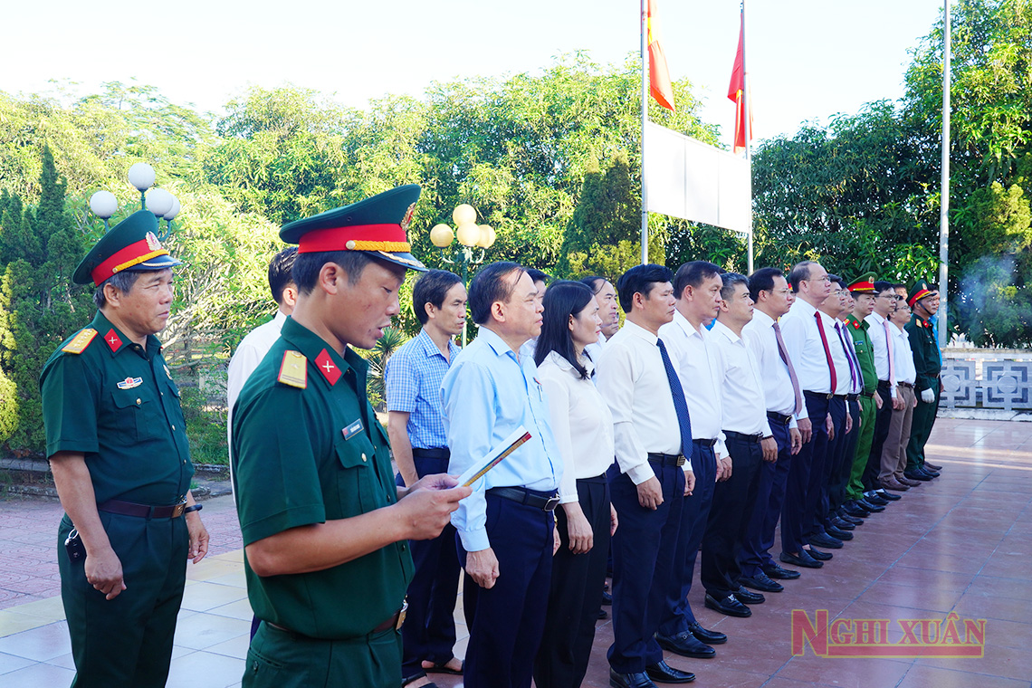 Lãnh đạo Nghi Xuân dâng hương tưởng niệm các anh hùng liệt sỹ