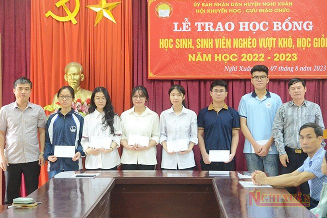 Nghi Xuân: Trao 40 suất quà cho sinh viên, học sinh nghèo vượt khó