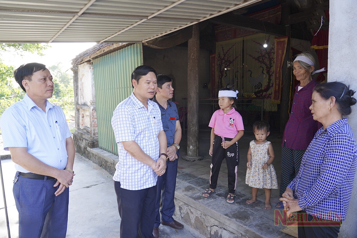 Lãnh đạo Nghi Xuân thăm hỏi, động viên gia đình 2 cháu mồ côi ở Xuân Liên