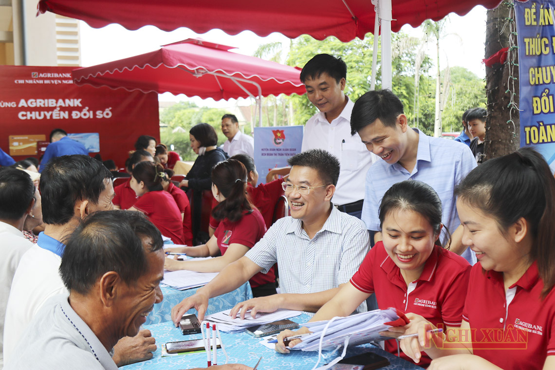 Chủ tịch UBND huyện dự ngày hội chuyển đổi số ở thị trấn Tiên Điền