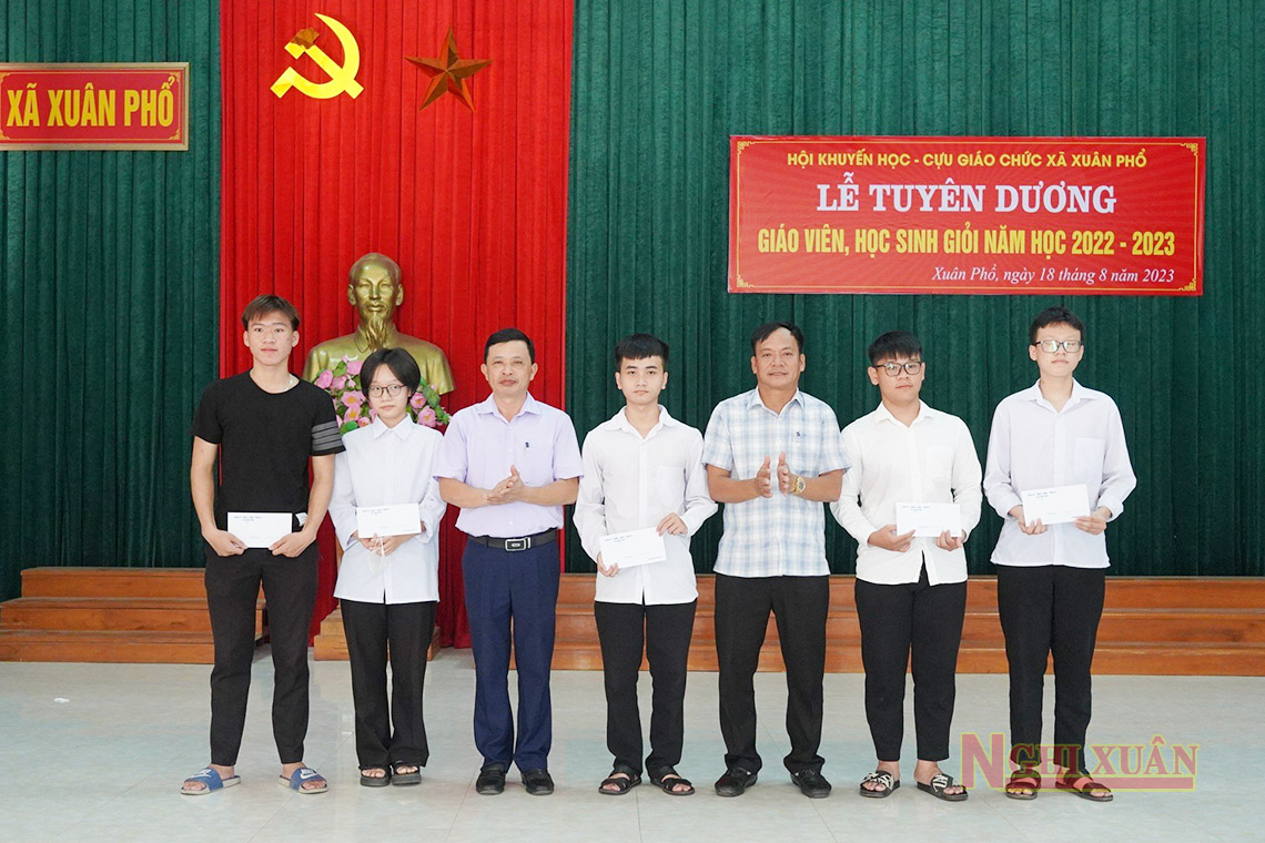 Xuân Phổ khen thưởng 82 giáo viên và học sinh tiêu biểu